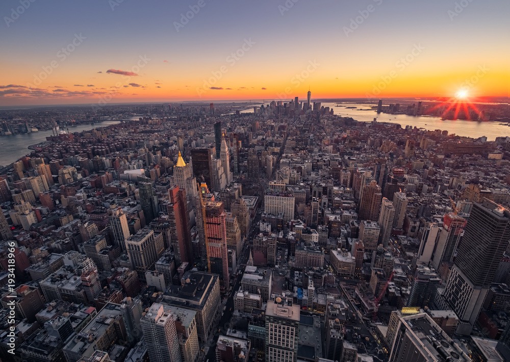 Vista aerea del horizonte, los edificios modernos de Manhattan y el río Hudson en  la ciudad  de Nueva York, Estados unidos, durante una hermosa puesta de sol, el dia de navidad