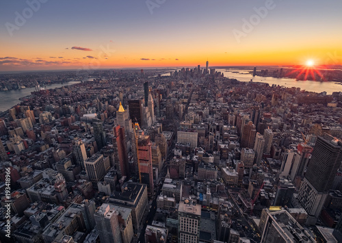 Vista aerea del horizonte, los edificios modernos de Manhattan y el río Hudson en  la ciudad  de Nueva York, Estados unidos, durante una hermosa puesta de sol, el dia de navidad photo