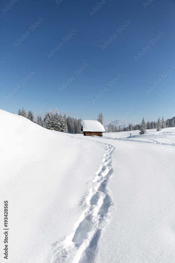 Fußspuren zur Schihütte. Winterlandschaft mit viel Schnee Fußspuren zur Schihütte. Winterlandschaft mit viel Schnee