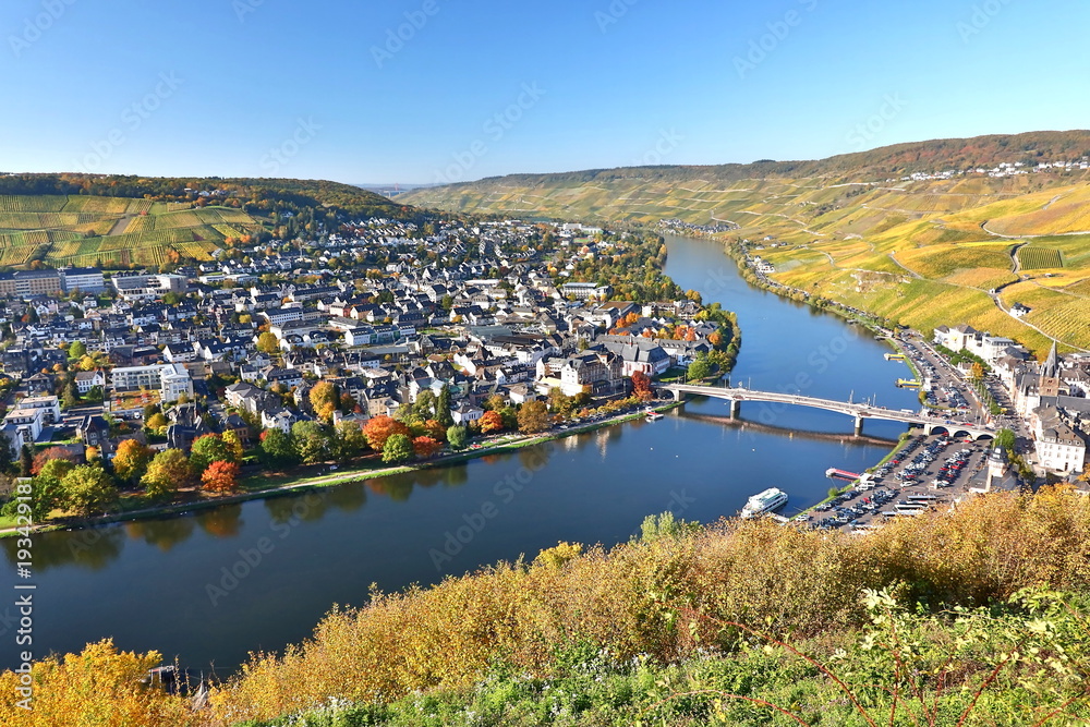 Moseltal mit Blick auf Bernkastel-Kues