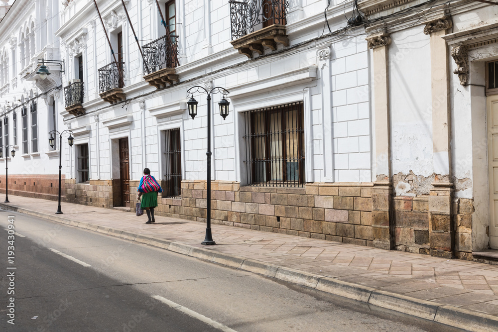 Obraz premium Street in Sucre. Sucre is the constitutional capital of Bolivia. Traditional colonial architecture, white houses.