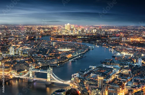 Obraz Londyn wieczorem: od Tower Bridge do centrum finansowego Canary Wharf