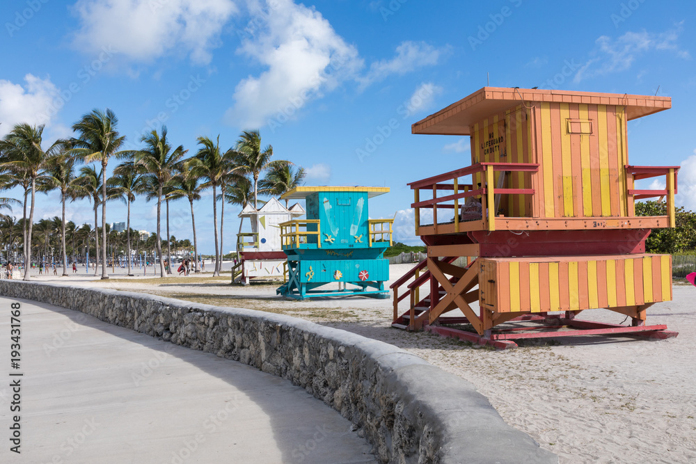 Obraz premium Lifeguard tower in a colorful Art Deco style, with blue sky and Atlantic Ocean in the background. World famous travel location. Miami Beach.