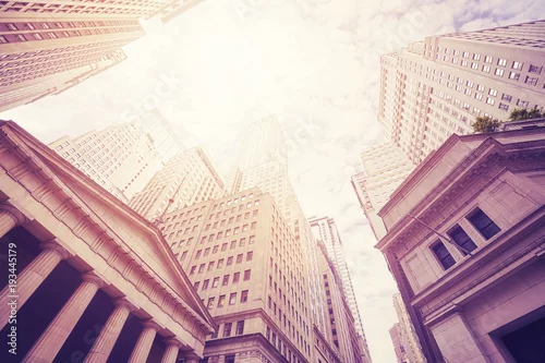 Obraz Patrząc na budynki Wall Street, stonowany kolor obrazu, Nowy Jork, USA.