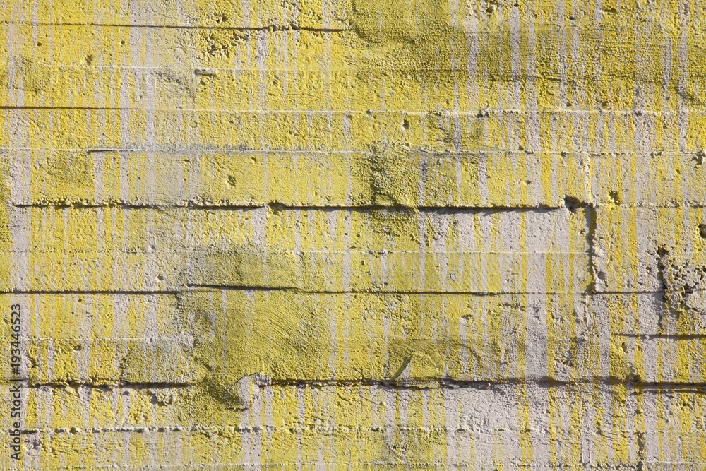Fototapeta premium bunt beschmierte Betonmauer an einem Luftschutzbunker
