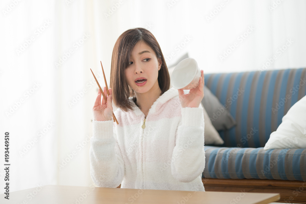 ルームウェア・女性・ソファ ルームウェア・女性・ソファ