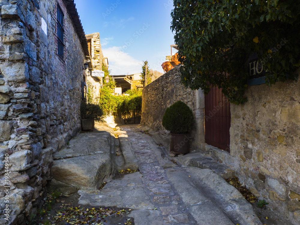 Peratallada, es una localidad española de la provincia de Girona en la comunidad autónoma de Cataluña perteneciente al municipio de Forallac, Bajo Ampurdán. Detalle de una calle de piedra.