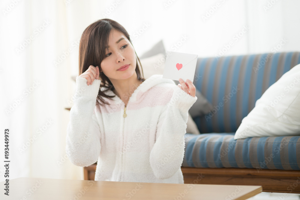 ルームウェア・女性・ソファ ルームウェア・女性・ソファ