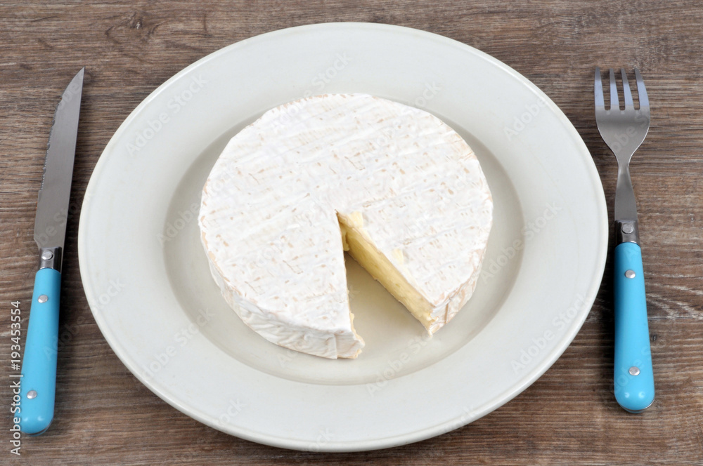 Camembert dans une assiette Camembert dans une assiette