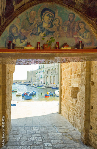 The architectures and colors of Monopoli