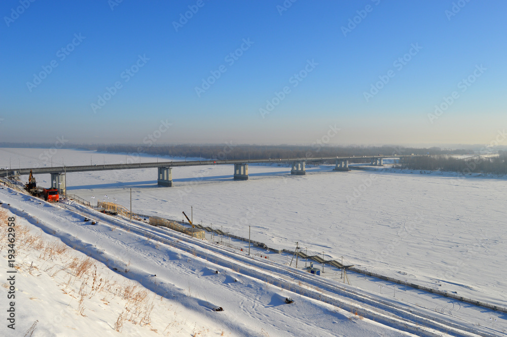 Мост через реку Обь в городе Барнауле