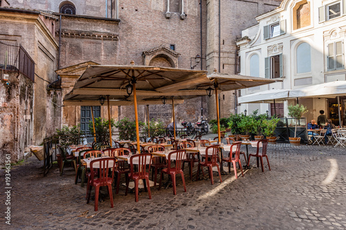 Fototapeta Naklejka Na Ścianę i Meble -  Cozy old street in Trastevere in Rome, Italy