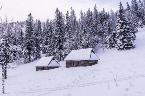 Huts under snow © Jazzabi