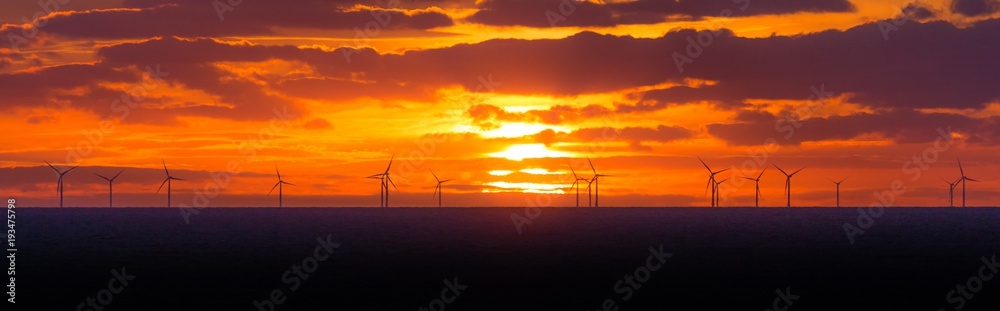 Panorama Sonnenuntergang mit Windräder in Offshore Windpark. Viele Windkraftwerke im Meer und Wolken im Himmel. Strom, der nachhaltig, alternativ, erneuerbar, grün ist und Klimawandel verhindert Panorama Sonnenuntergang mit Windräder in Offshore Windpark. Viele Windkraftwerke im Meer und Wolken im Himmel. Strom, der nachhaltig, alternativ, erneuerbar, grün ist und Klimawandel verhindert