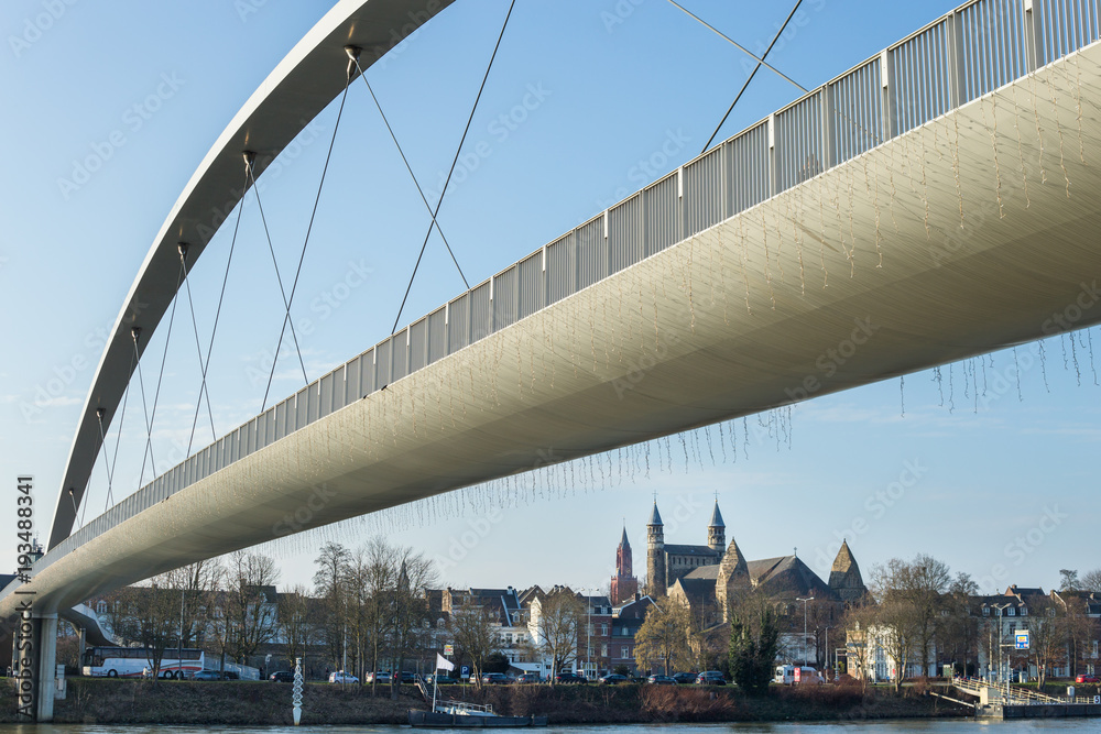Obraz premium Pedestrian bridge over river Maas