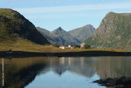 Norweskie wyspy Lofoty - domy nad jeziorem u podnóża gór