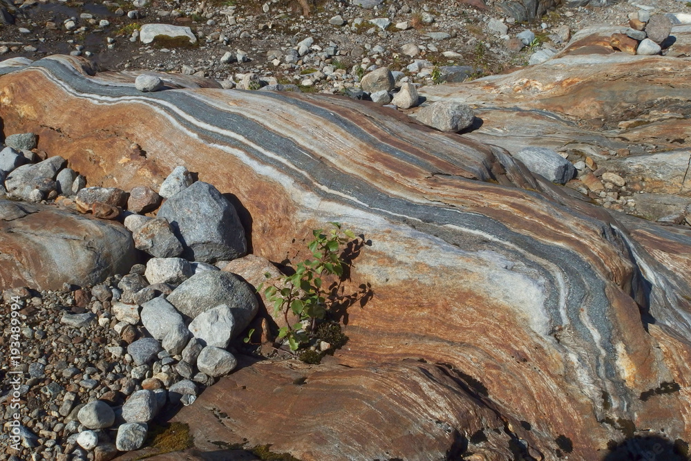 Kolorowe skały nad jeziorem polodowcowym - okolice lodowca Svartisen w Norwegii 