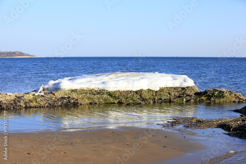 The seaside scenery is in winter