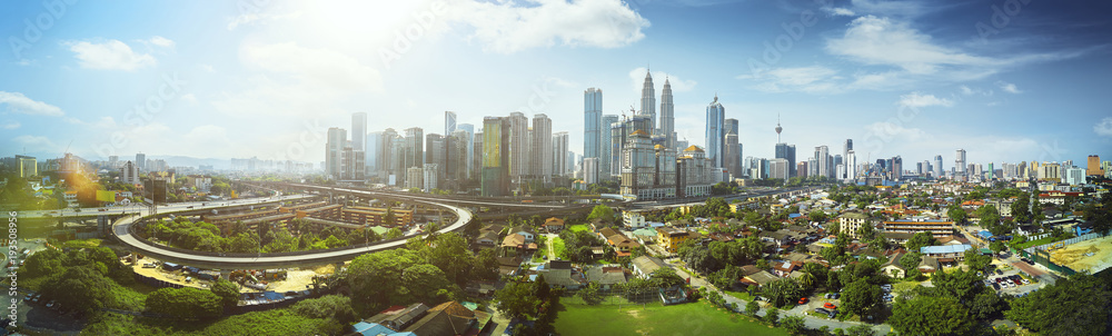 Naklejka premium Panorama miasta w środku centrum miasta Kuala Lumpur, w ciągu dnia, Malezja.