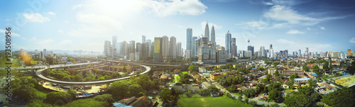 Photo Panorama cityscape view in the middle of Kuala Lumpur city center ,day time , Malaysia