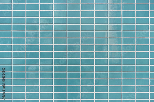 青いタイルの外壁