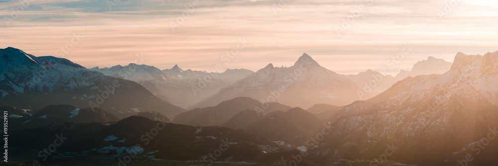 Naklejka premium Panorama z Alpami Watzmann i Berchtesgaden w świetle słońca