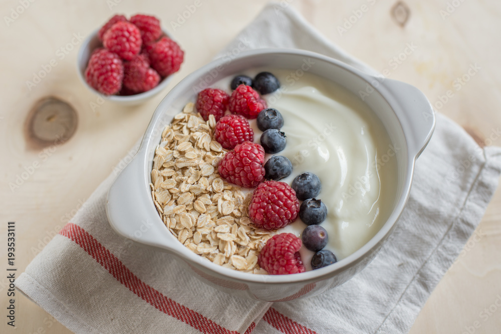 Joghurt mit Müsli und Beeren Joghurt mit Müsli und Beeren