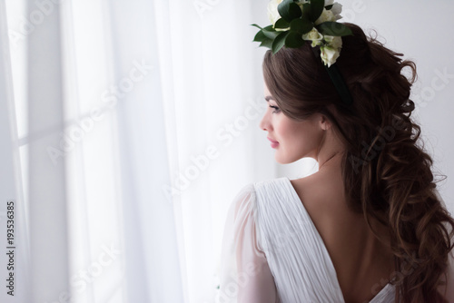 Fotografia beautiful bride in traditional dress and floral wreath