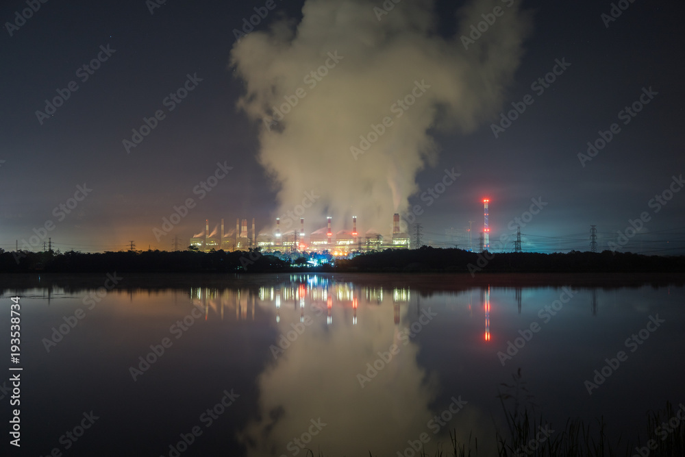 Obraz premium The factory is working in night. Have light and smoke and shadow