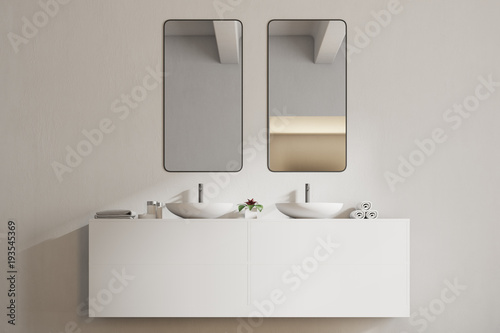 Fotografia White sink vanity unit in a white bathroom