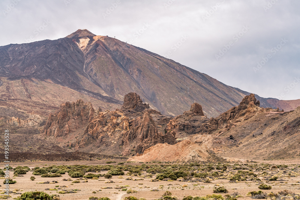 Felsformation Roques de García am Fuße des Vulkan Teide auf Teneriffa unter trüben Himmel
