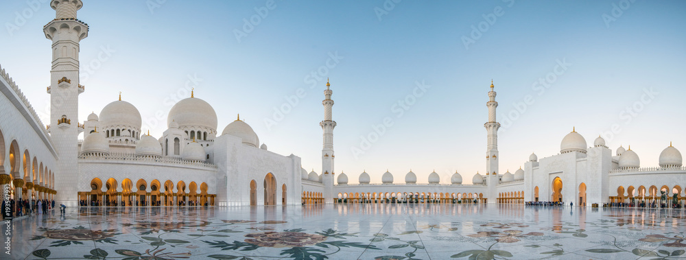 Naklejka premium Abu Dhabi, Zjednoczone Emiraty Arabskie, 04 stycznia 2018 r., Wielki Meczet Szejka Zayeda w Abu Dhabi, Zjednoczone Emiraty Arabskie