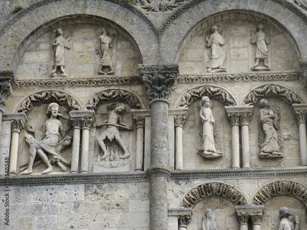 Obraz premium Cathédrale d'Angoulême (sculptures façade)