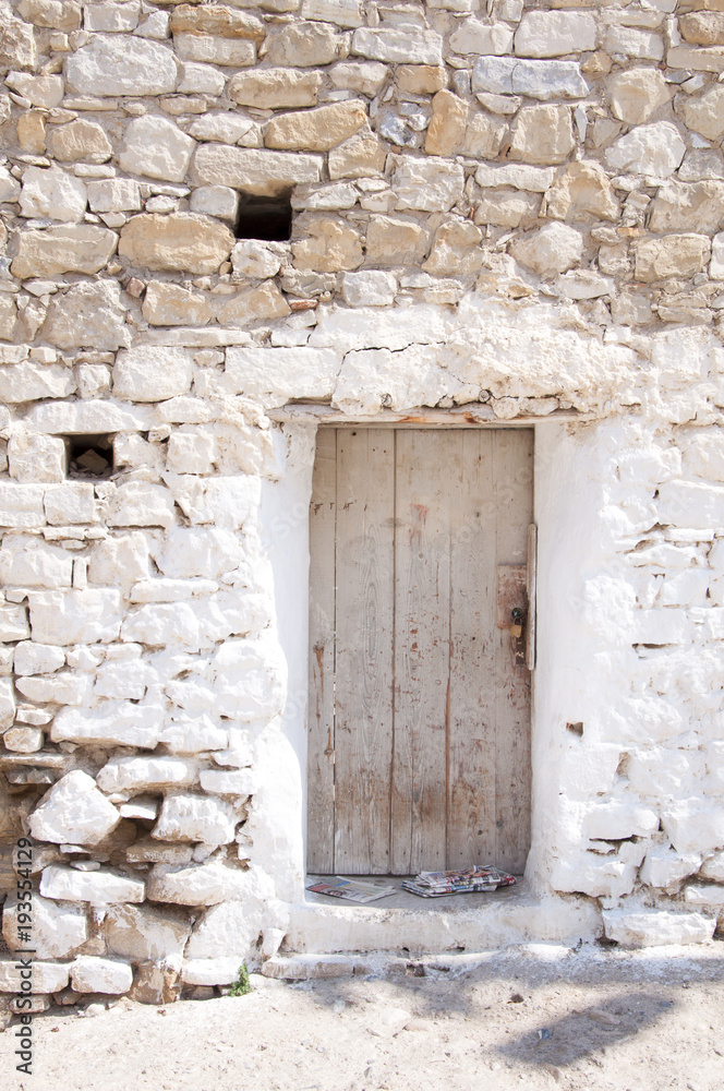 Eski kapı, kilidi eski ve bozuk, kolay açılabilir, tedbirsiz.