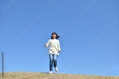 青空で走る女の子 © hanapon1002