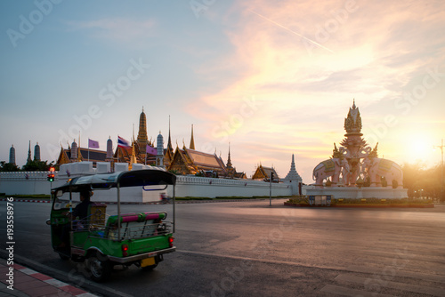 Canvas Print Tuk-tuk for passenger cars To go sightseeing around the Grand Palace in Bangkok