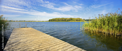 Fototapeta Miejsce do kąpieli nad jeziorem z drewnianym molo, Mecklenburg, Niemcy