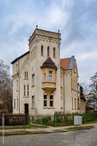 Einer Burg nachempfunden: denkmalgeschütztes Eckhaus in Berlin-Alt-Hohenschönhausen - Graffitischmierereien wurden retuschiert photo