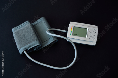 Ciśnieniomierz do mierzenia ciśnienia krwi z opaską pomiarową i bez.