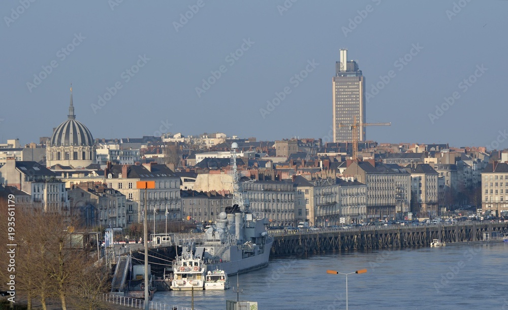Vue panoramique de la ville de Nantes avec la Loire en premier plan