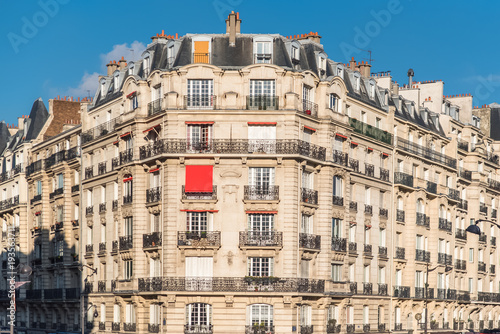 Paris, typical facade in a charming district, beautiful building    © Pascale Gueret