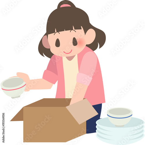 食器を梱包する女性