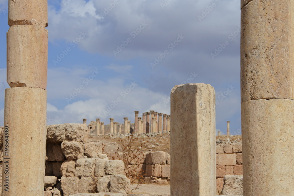 Blick von der Agora auf den Artemis Tempel im antiken Gerasa in Jordanien