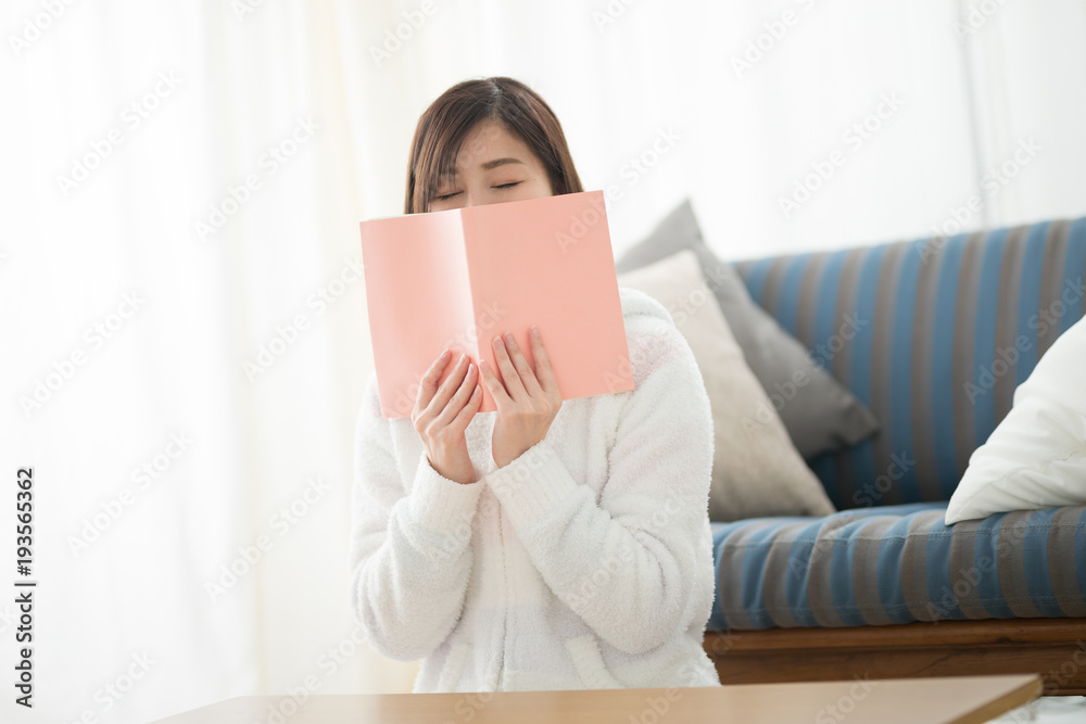 ルームウェア・女性・ソファ ルームウェア・女性・ソファ