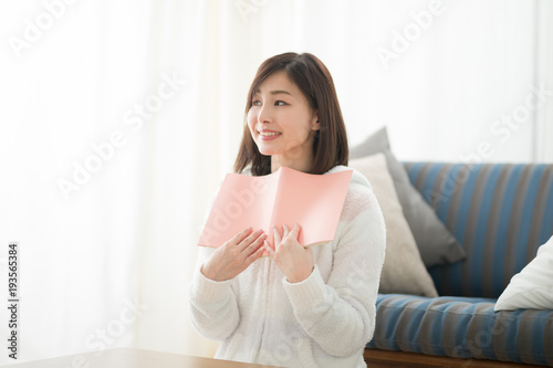 Free Download ルームウェア・女性・ソファ - GFXLoad
