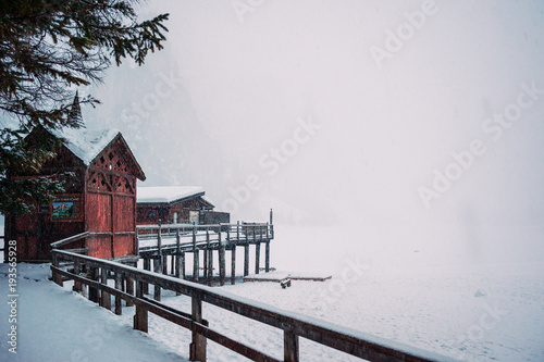 Alba a Braies con la neve