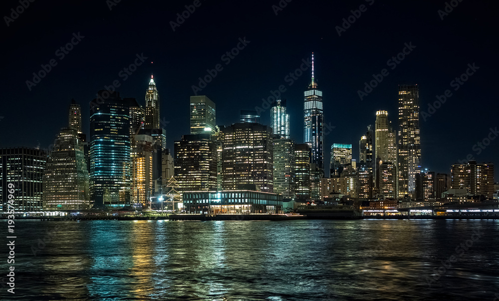 panorámica nocturna del skyline de Manhattan en Nueva York, USA,durante la noche de navidad a 30 grados bajo cero