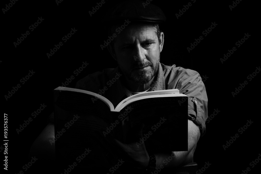 Mann am Buch lesen in Schwarz Weiss