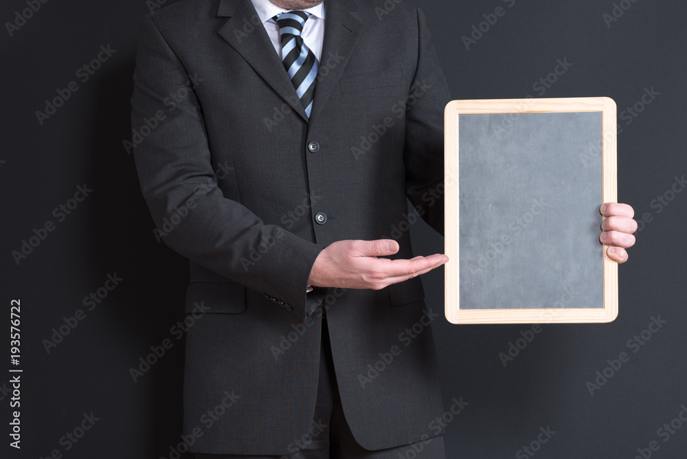 Geschäftsmann mit einer leeren Tafel oder Schild Geschäftsmann mit einer leeren Tafel oder Schild