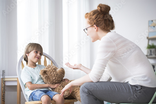 Canvas Print Mother talking to polite son